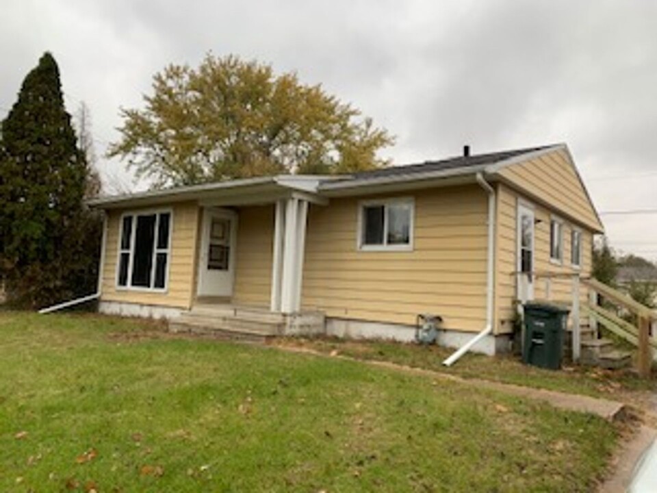 621 Keystone St in Waterloo, IA - Building Photo