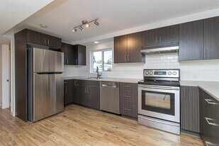 5235 Miller Rd in Duncan, BC - Building Photo