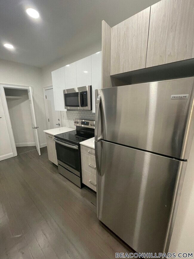 31 Temple St, Unit 2F in Boston, MA - Foto de edificio - Building Photo