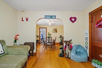 301 S Main St in Gloversville, NY - Foto de edificio - Building Photo