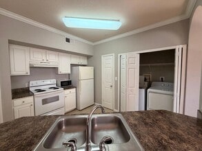 911 N Orange Ave, Unit 125 in Orlando, FL - Building Photo - Building Photo