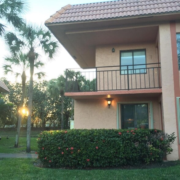 213 Lakeview Dr, Unit 201 in Weston, FL - Foto de edificio