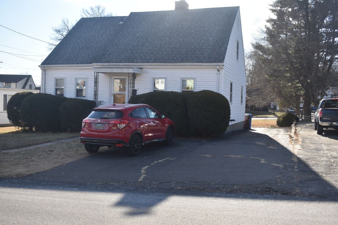 14 Pentlow Ave in New Britain, CT - Building Photo