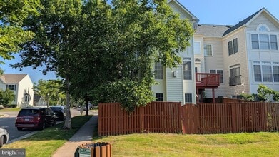 42681 Rolling Rock Square in Chantilly, VA - Building Photo - Building Photo