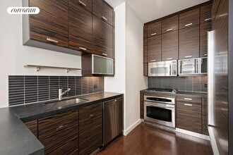 101 W 24 St in New York, NY - Building Photo - Building Photo