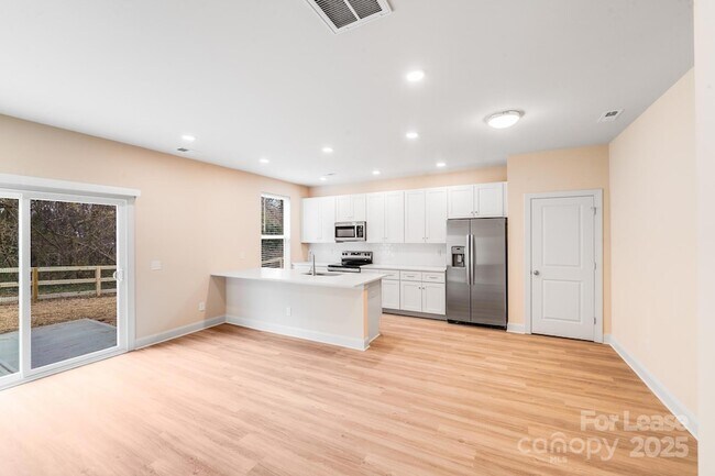 645 Brookwood St in Mooresville, NC - Foto de edificio - Building Photo