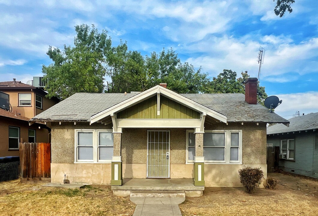 800 S Locust St in Visalia, CA - Building Photo