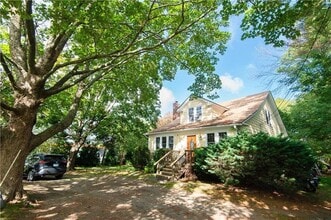 556 E Main Rd in Middletown, RI - Building Photo - Building Photo