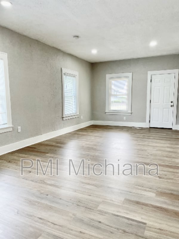 1122 College St in South Bend, IN - Foto de edificio - Building Photo