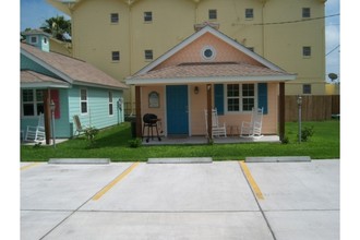 Candlelight Cottages in Rockport, TX - Foto de edificio - Building Photo