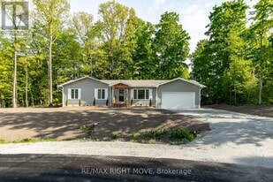 1 Ojibway Ct in Tiny, ON - Building Photo