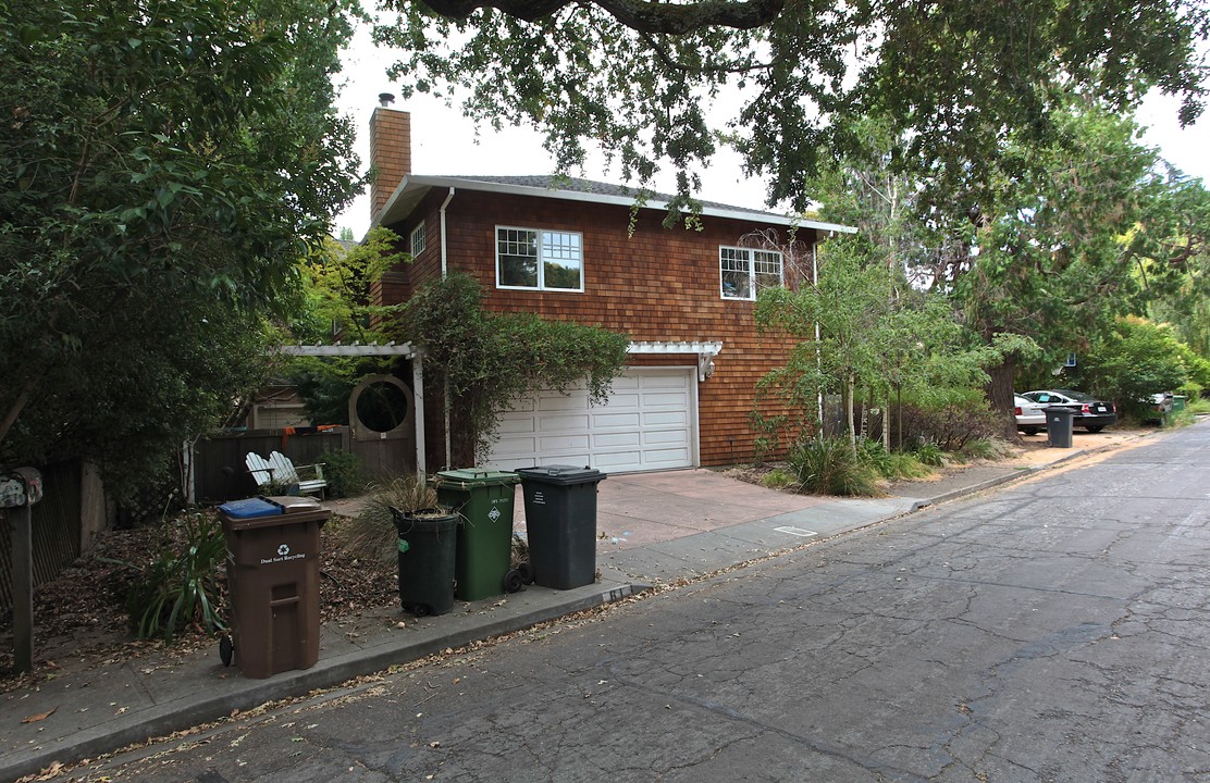 61 Sais Ave in San Anselmo, CA - Building Photo