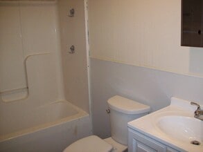 1119 24th St, Unit B in Parkersburg, WV - Foto de edificio - Building Photo