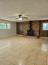 1077 N White St in Hanford, CA - Foto de edificio - Building Photo