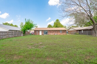 120 Lewis St in Perkins, OK - Foto de edificio - Building Photo