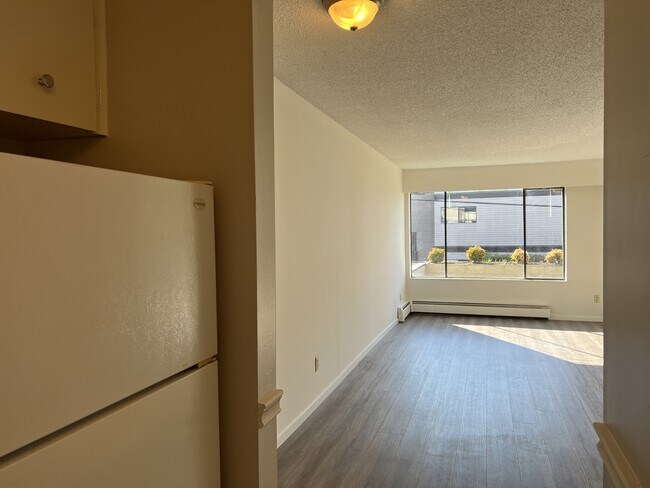 1285 Martin St in White Rock, BC - Building Photo - Building Photo