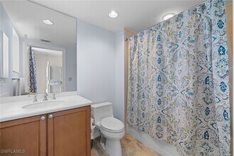 1050 Borghese Ln in Naples, FL - Foto de edificio - Building Photo