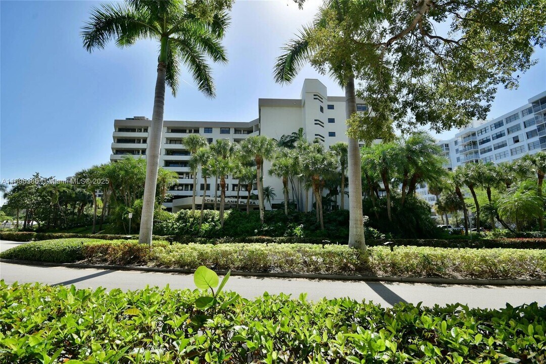 170 Ocean Ln Dr in Key Biscayne, FL - Foto de edificio