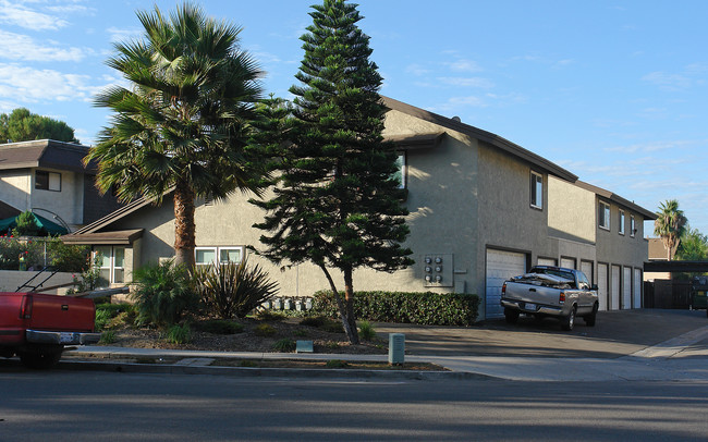 24512 Bendricon Ln in Lake Forest, CA - Foto de edificio - Building Photo