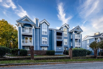 McIver Square Apartments in Greensboro, NC - Foto de edificio - Building Photo