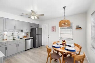 108 SE 4th Terrace, Unit A in Dania Beach, FL - Foto de edificio - Building Photo