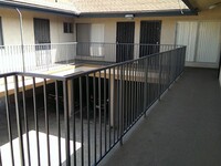 924 Larch St. in Inglewood, CA - Foto de edificio - Building Photo