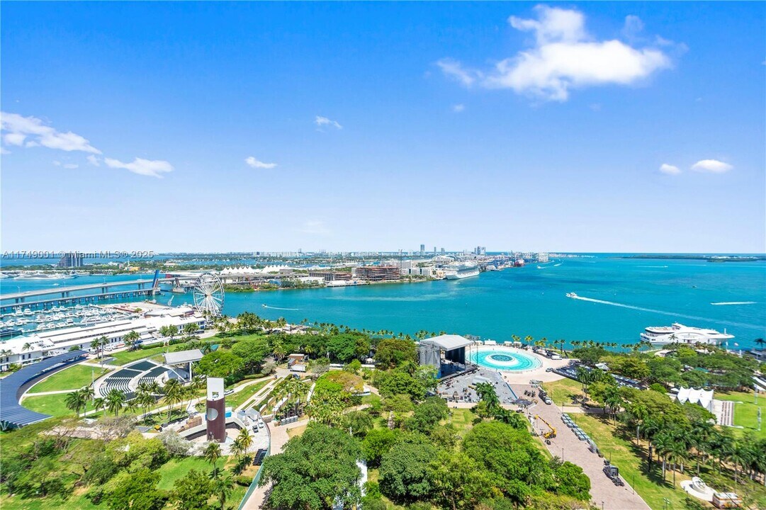 50 Biscayne Blvd in Miami, FL - Building Photo