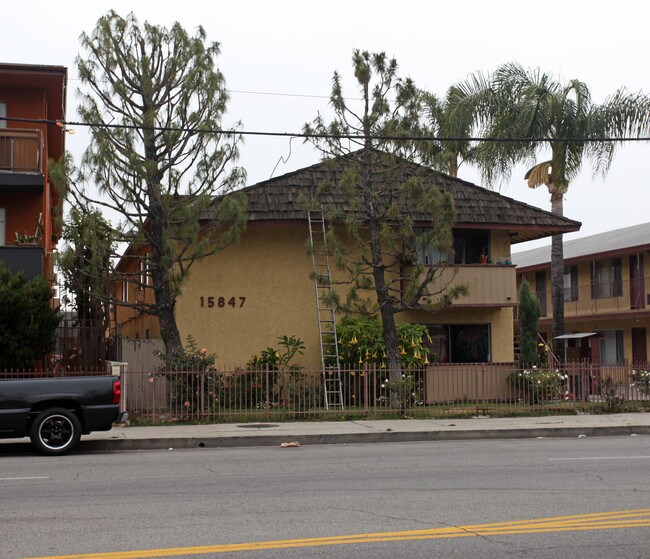 15847 Saticoy St in Van Nuys, CA - Building Photo - Building Photo