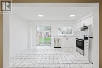 3 Pleasantview Ave in Brampton, ON - Building Photo - Building Photo