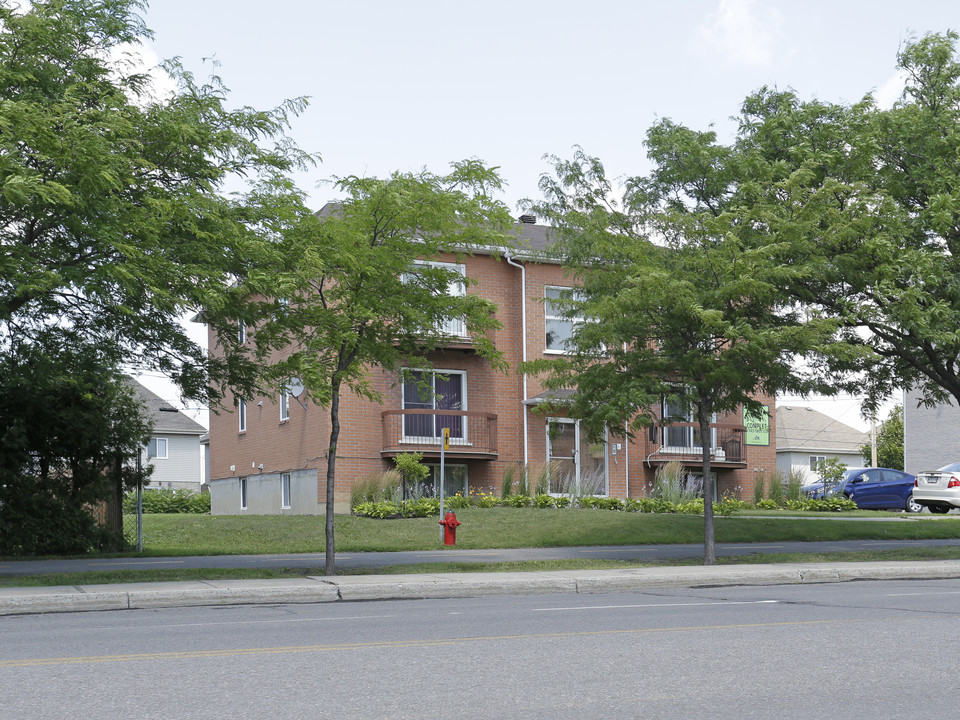 18125 De Pierrefonds Boul in Pierrefonds, QC - Building Photo