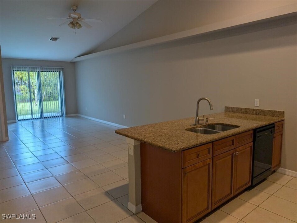 3722 SE 9th Pl in Cape Coral, FL - Building Photo