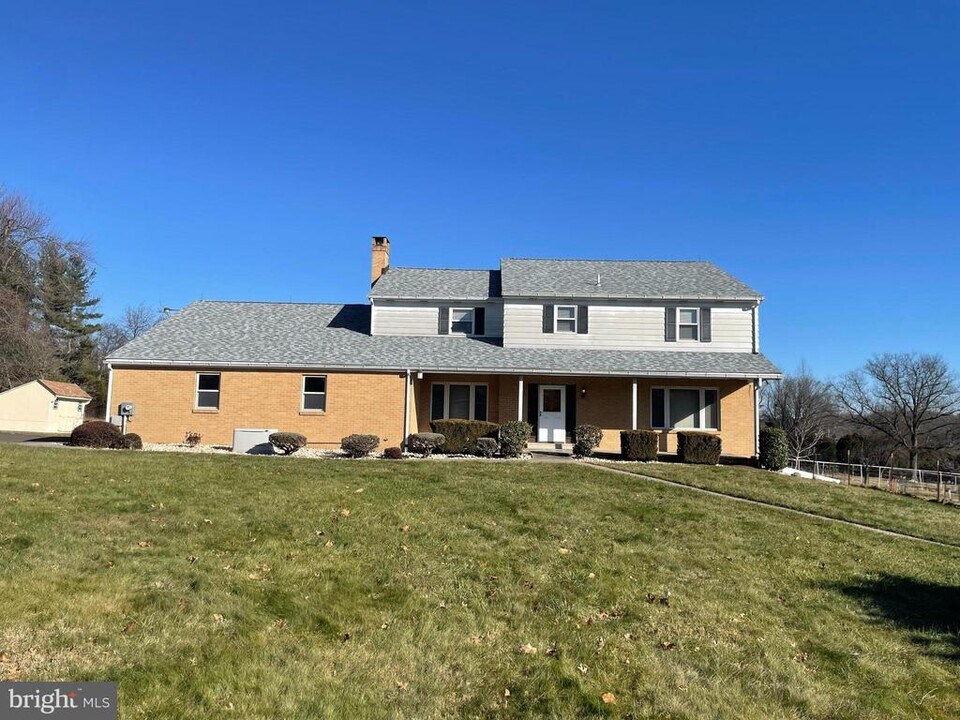 1306 Hawthorne Ln in Fort Washington, PA - Building Photo
