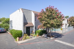Rio Townhouses in Chico, CA - Building Photo