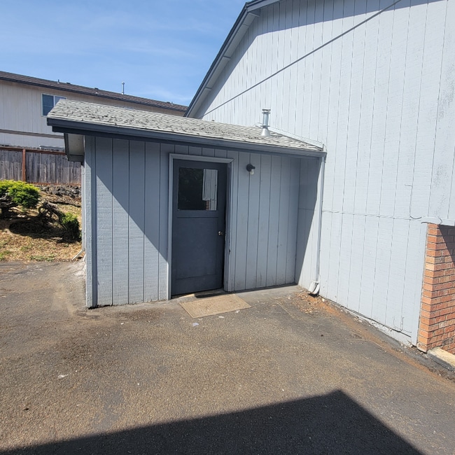 1043 Lookingglass Rd in Roseburg, OR - Building Photo - Building Photo