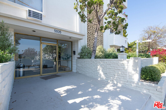 5935 Chula Vista Way in Los Angeles, CA - Building Photo - Building Photo