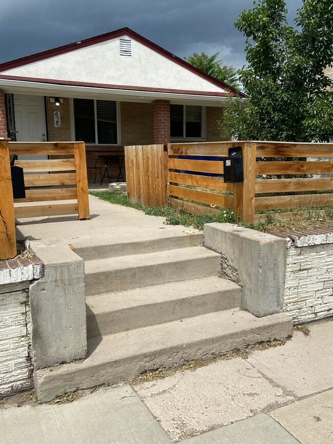 property at 425 S Raleigh St