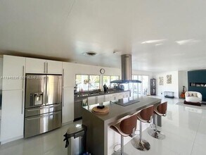 9825 Palmetto Club Dr in Miami, FL - Building Photo - Building Photo