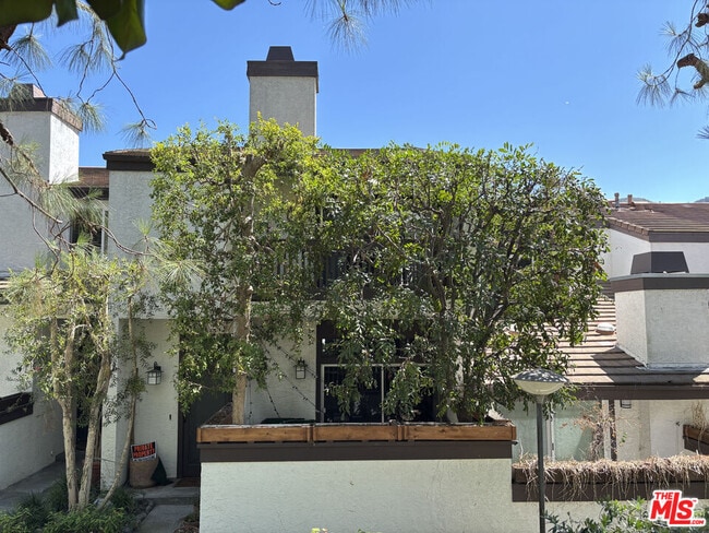 property at 1546 Palisades Dr