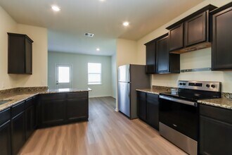 5902 Sapphire Lagoon Rd in Mont Belvieu, TX - Foto de edificio - Building Photo