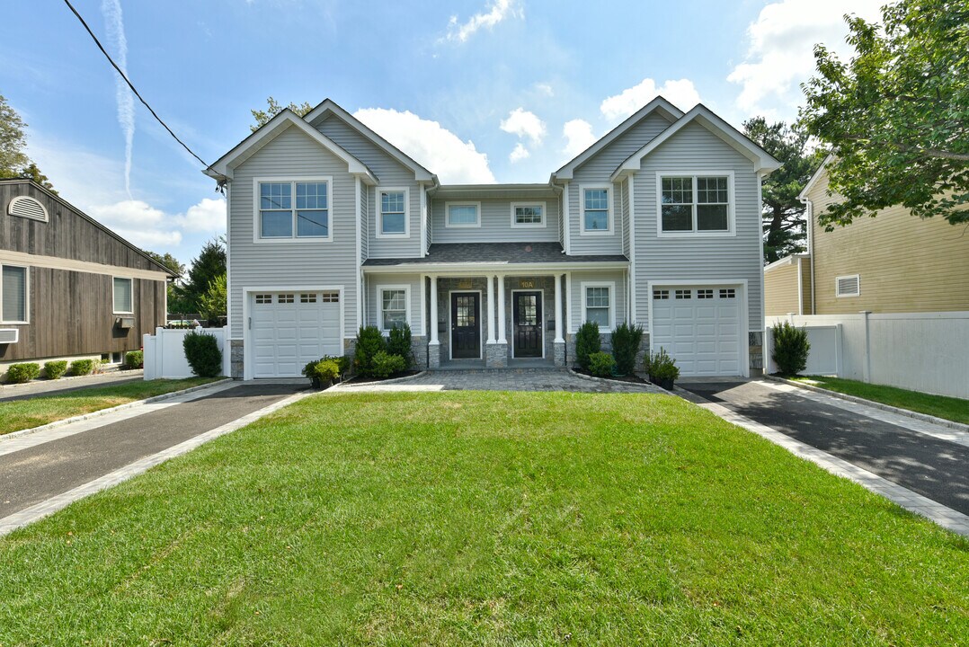 10 Dunes Ln in Port Washington, NY - Building Photo