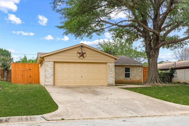 301 Hallmark Dr in Arlington, TX - Building Photo - Building Photo