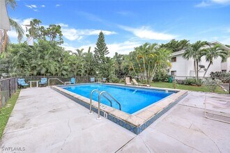 815 Victoria Dr in Cape Coral, FL - Foto de edificio - Building Photo