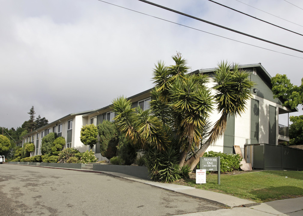 The Regent in Castro Valley, CA - Building Photo