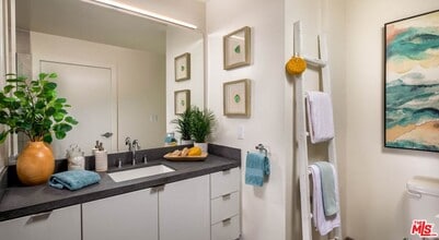 10375 Washington Blvd in Culver City, CA - Building Photo - Building Photo