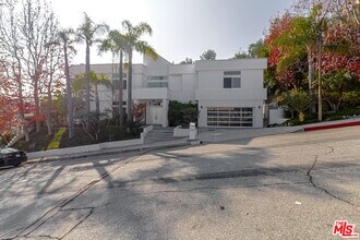 2136 Rimcrest Dr in Glendale, CA - Building Photo - Building Photo