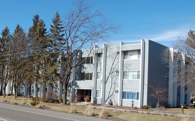 Cliff House in Burnsville, MN - Foto de edificio - Building Photo