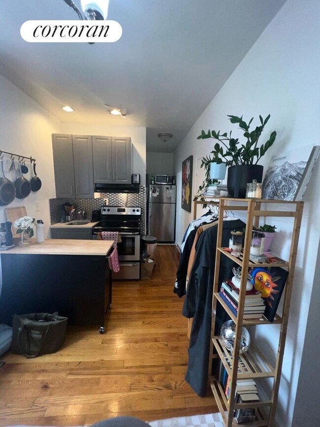 350 E 53rd St in New York, NY - Building Photo - Building Photo