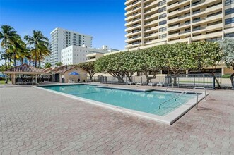 2555 Collins Ave, Unit 812 in Miami Beach, FL - Building Photo - Building Photo