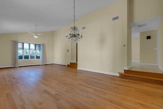 52 Rayburn Rd in Belmont, MA - Foto de edificio - Building Photo