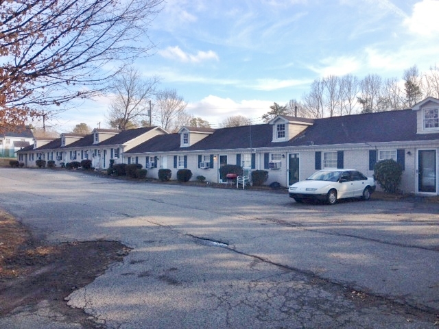 800 Dodson Mill Rd in Pilot Mountain, NC - Foto de edificio - Building Photo